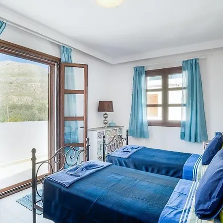 Sleeps 4 Pool Air Con Wifi