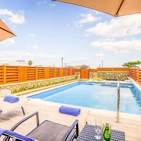 Sleeps 4 Pool Air Con Wifi Villa *