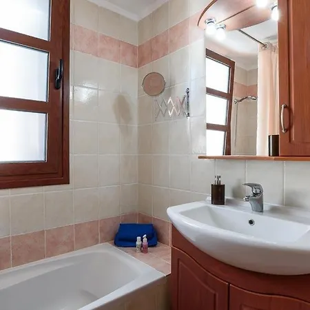 Sleeps 4 Pool Air Con Wifi